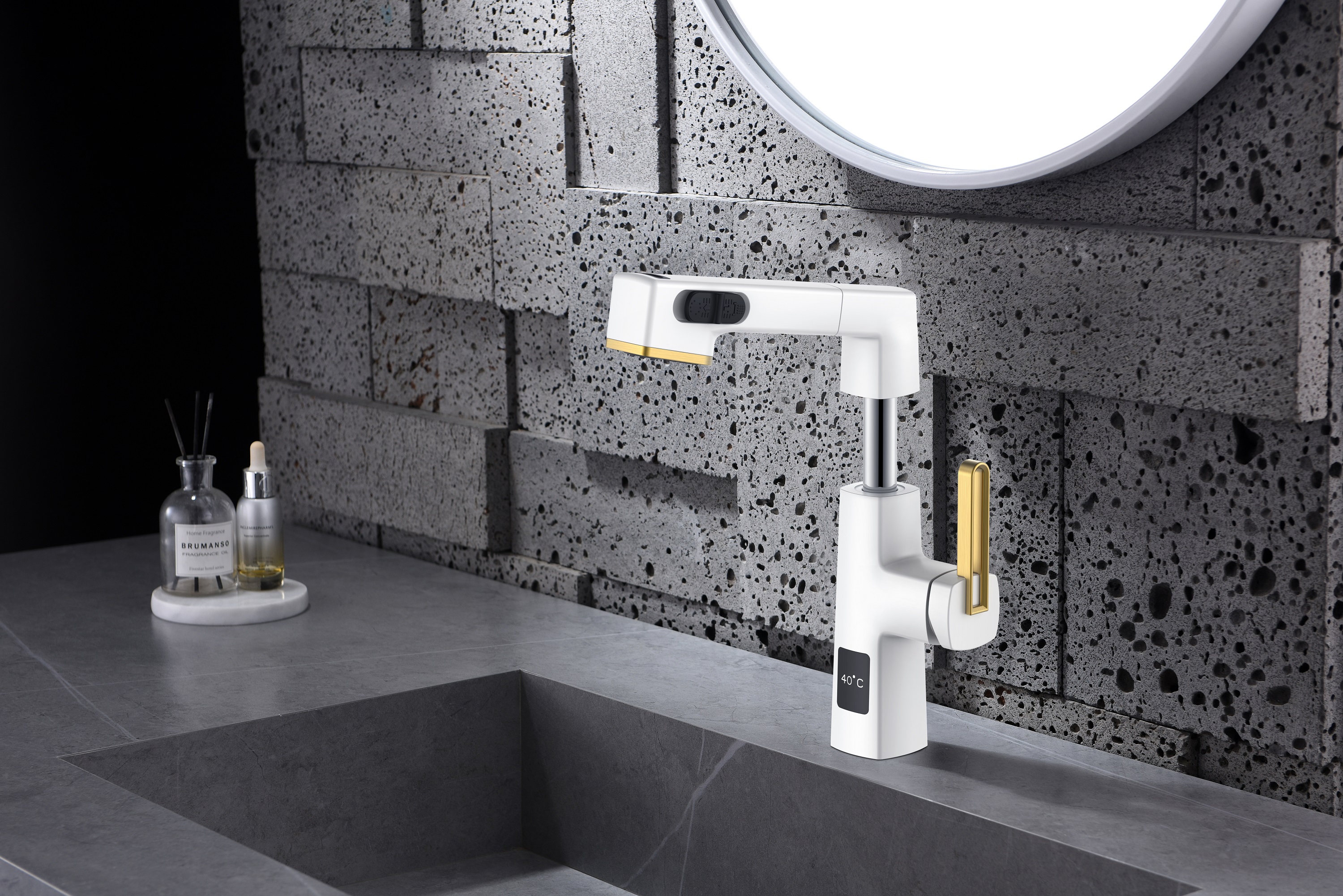  Pantalla de temperatura Diseño único Blanco y dorado Grifo de baño extraíble Altura ajustable
